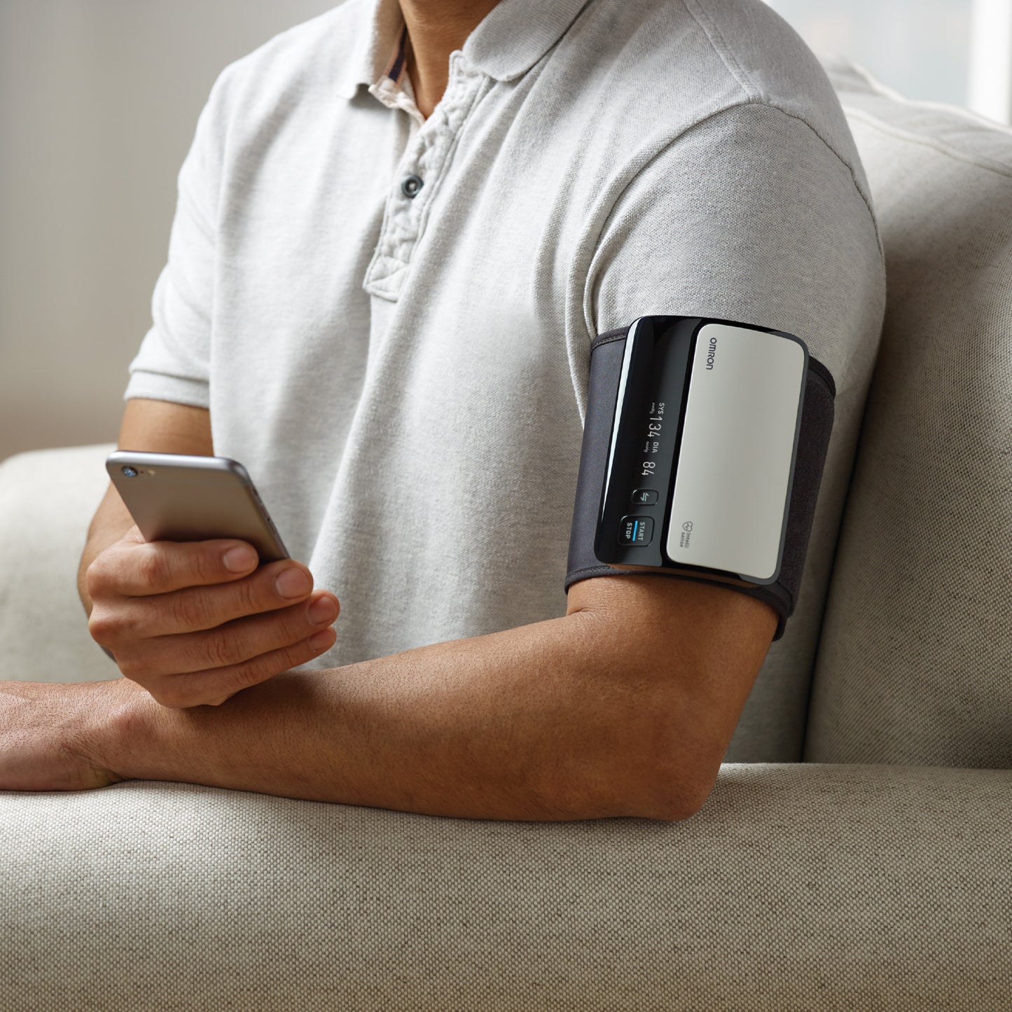 Wireless blood pressure monitor transmits reading to smartphone